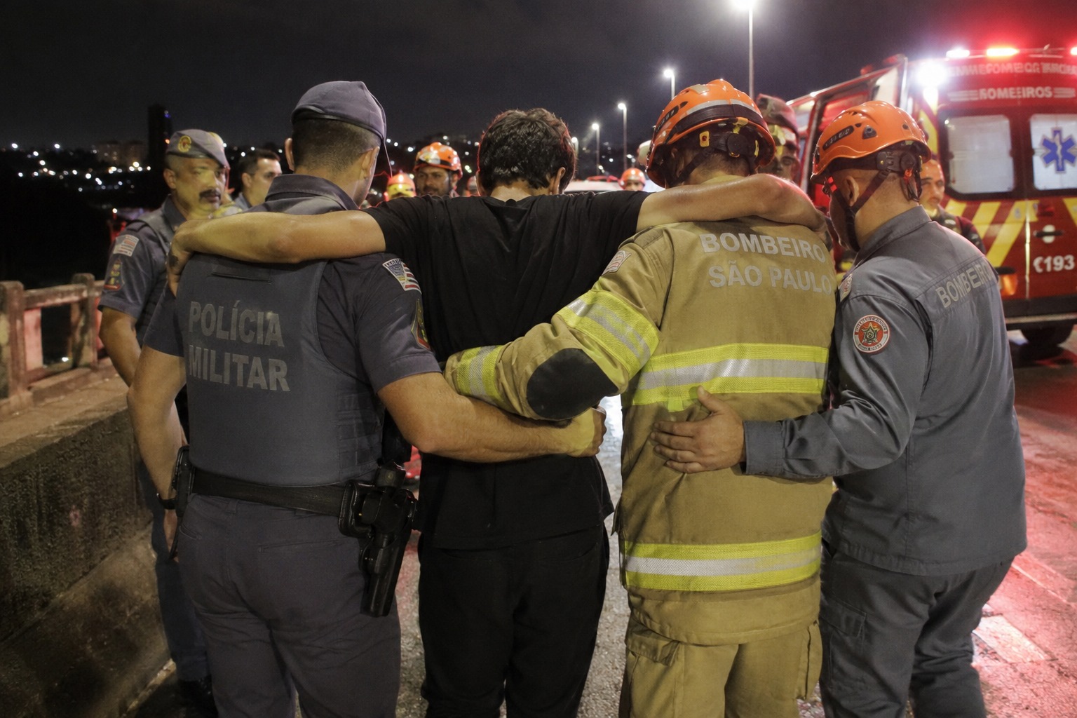 PM e Bombeiros convencem homem a não se atirar de um viaduto